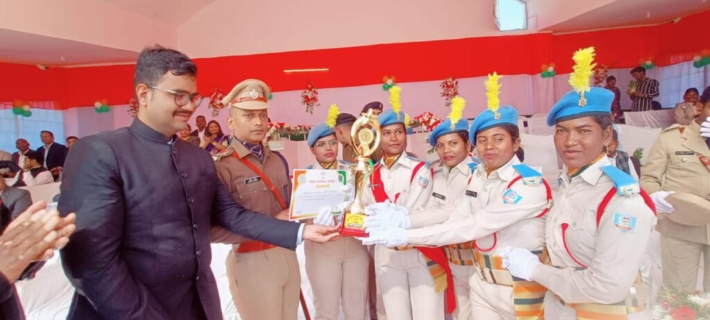 76 वें गणतंत्र दिवस के अवसर पर उपायुक्त ने जिला खेल स्टेडियम में झंडोत्तोलन कर राष्ट्रीय ध्वज को दी सलामी