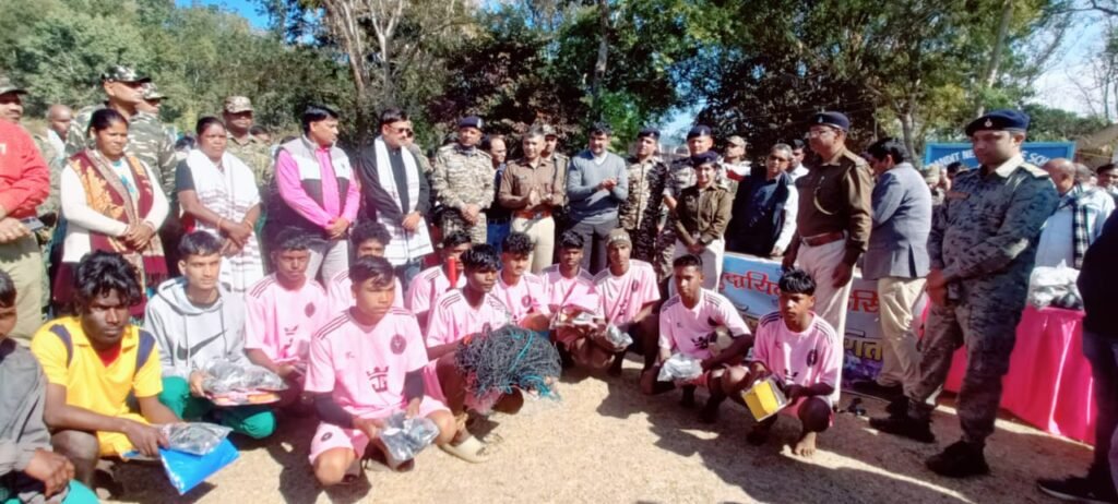 सामुदायिक पुलिसिंग के तहत दुरुप पंचायत के दौना गांव में फुटबाल मैच का हुआ आयोजन सामुदायिक पुलिसिंग के तहत दुरुप पंचायत के दौना गांव में फुटबाल मैच का हुआ आयोजन