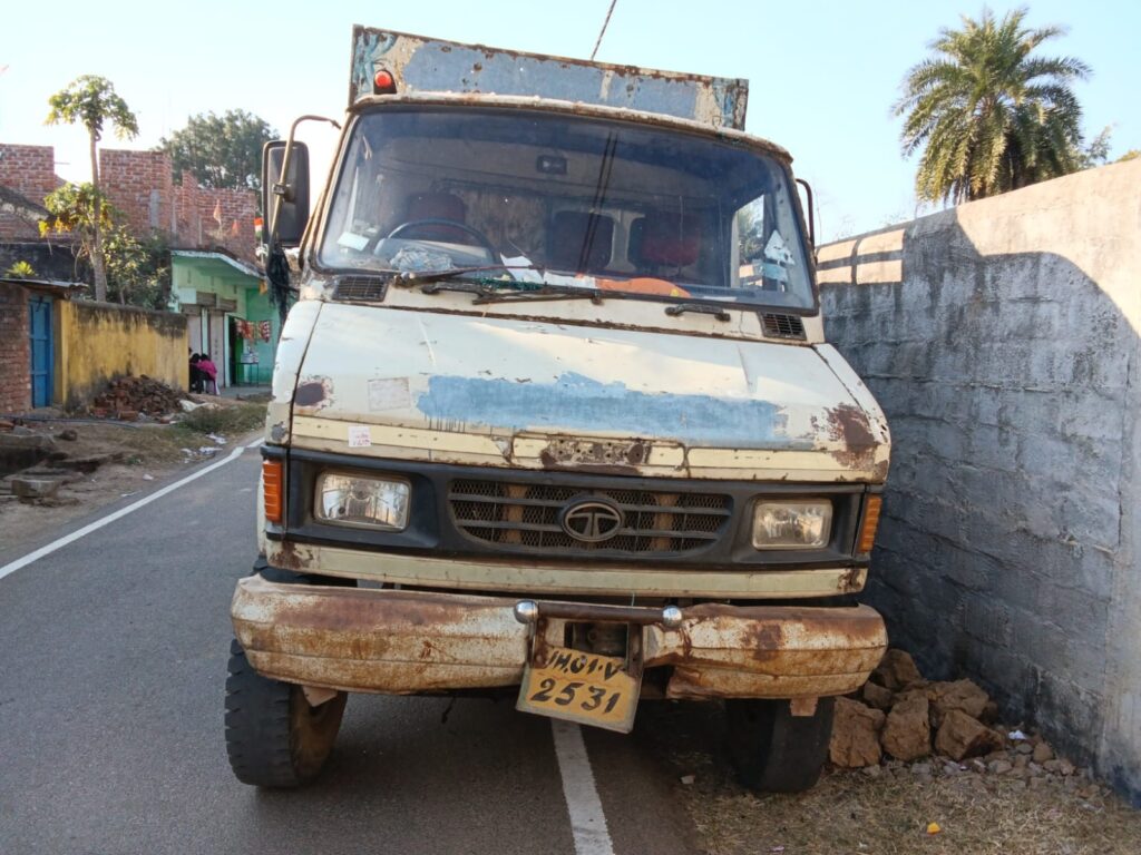 अवैध लकड़ी से भरा ट्रक जब्त, चालक फरार अवैध लकड़ी से भरा ट्रक जब्त, चालक फरार
