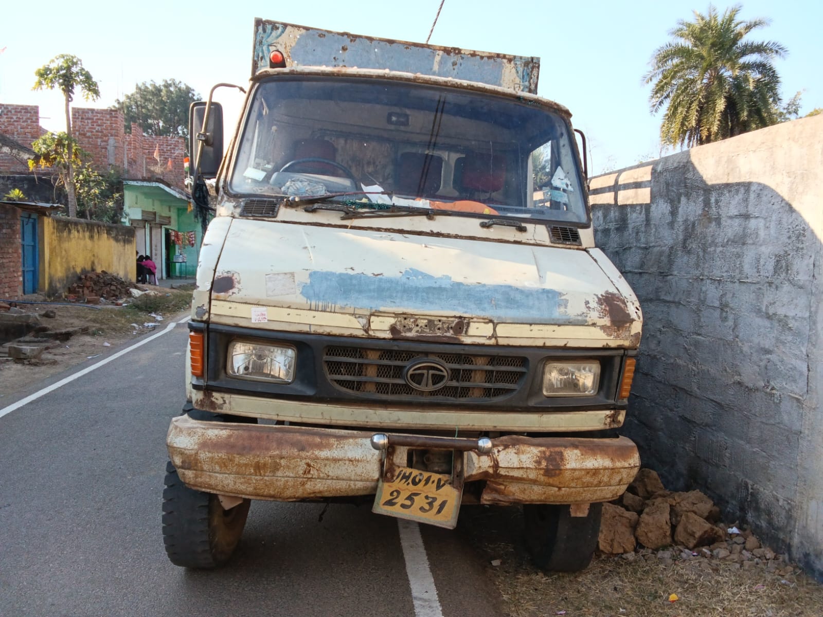अवैध लकड़ी से भरा ट्रक जब्त, चालक फरार