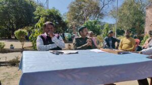 अतिक्रमण हटाने और सुरक्षा व्यवस्था को लेकर अंचल अधिकारी एवं थाना प्रभारी ने दुकानदारों के साथ बैठक की