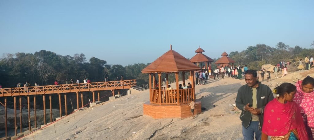 मिर्चाइंया फॉल और सुग्गा बांध फॉल मे न्यू ईयर को सैलानियों की उमड़ी भीड़ मिर्चाइंया फॉल और सुग्गा बांध फॉल मे न्यू ईयर को सैलानियों की उमड़ी भीड़