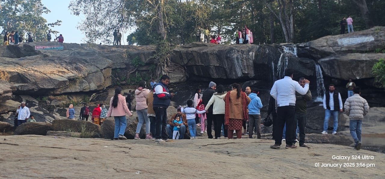 नया साल 2025 की शुरुआत में एक दूसरों को जमकर दिया बधाई, नदी और पहाड़ों के बिच मनाया गया जश्न नया साल 2025 की शुरुआत में एक दूसरों को जमकर दिया बधाई, नदी और पहाड़ों के बिच मनाया गया जश्न