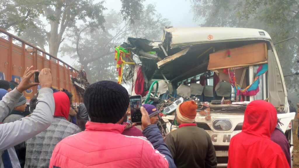 घने कोहरे के कारण बस और ट्रक में सीधी टक्कर, दर्जन भर लोग घायल