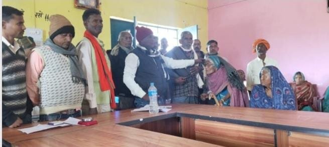 कड़ाके की ठंड को देखते हुए कंबल का किया गया वितरण कड़ाके की ठंड को देखते हुए कंबल का किया गया वितरण