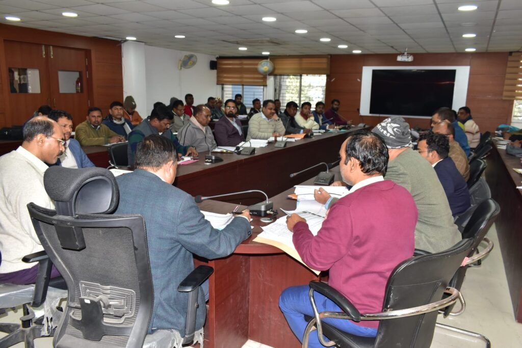 डीडीसी ने झारखंड समेकित आदर्श ग्राम योजना अंतर्गत किए जा रहे हैं कार्यों की समीक्षा की