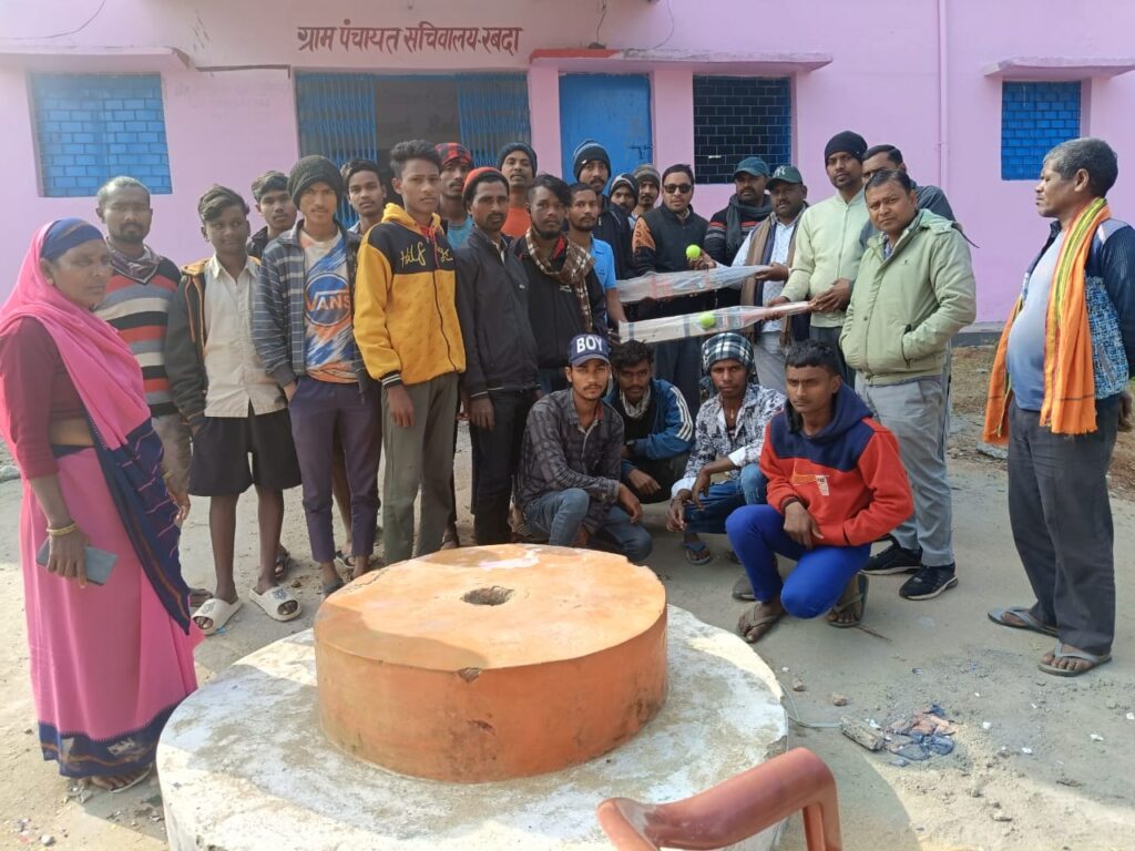 समाजिक कार्यकर्ता ने खिलाड़ियों के बीच किया खेल सामग्री का वितरण