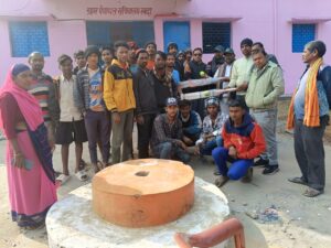 समाजिक कार्यकर्ता ने खिलाड़ियों के बीच किया खेल सामग्री का वितरण