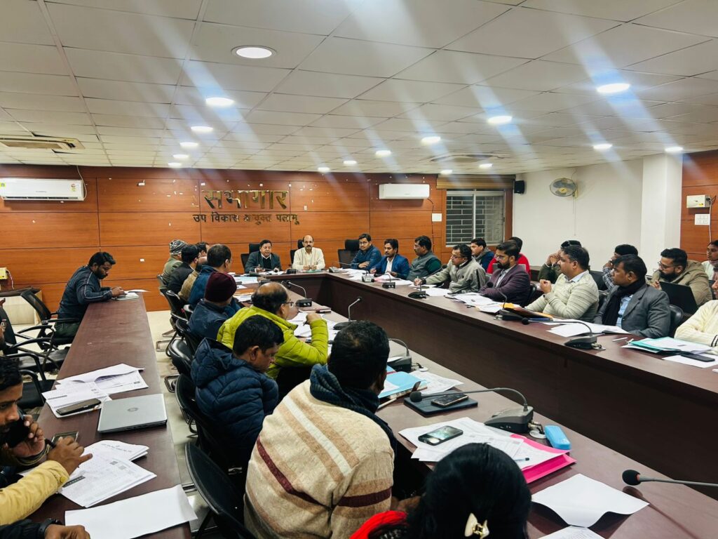 डीडीसी ने आवास योजना व मनरेगा के तहत किये जा रहे कार्यों की समीक्षा की