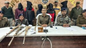 लेवी की मांग को लेकर की गई मुंशी की हत्या, मामले में पुलिस ने पाँच अपराधियों को देसी राइफल के साथ किया गिरफ्तार