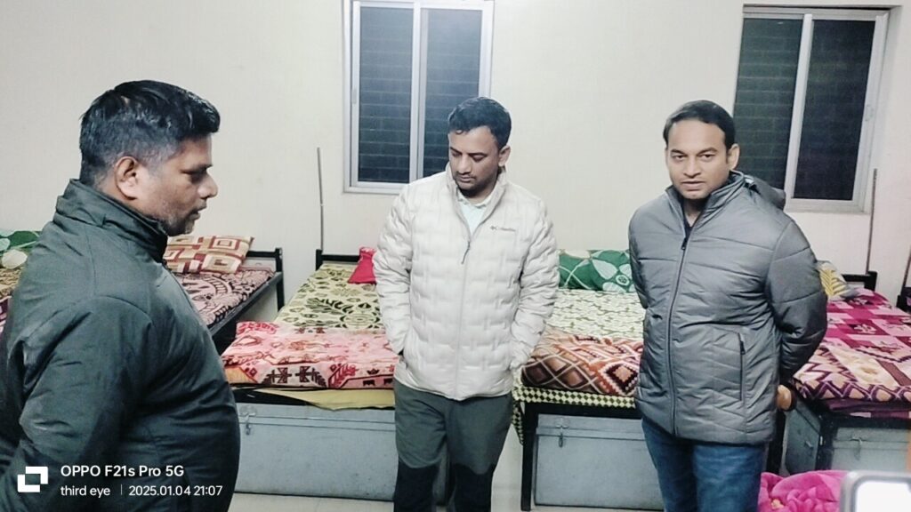 बढ़ती ठंड व शीतलहरी के बीच उपायुक्त ने ज़रूरतमंदो के बीच कंबल का किया वितरण