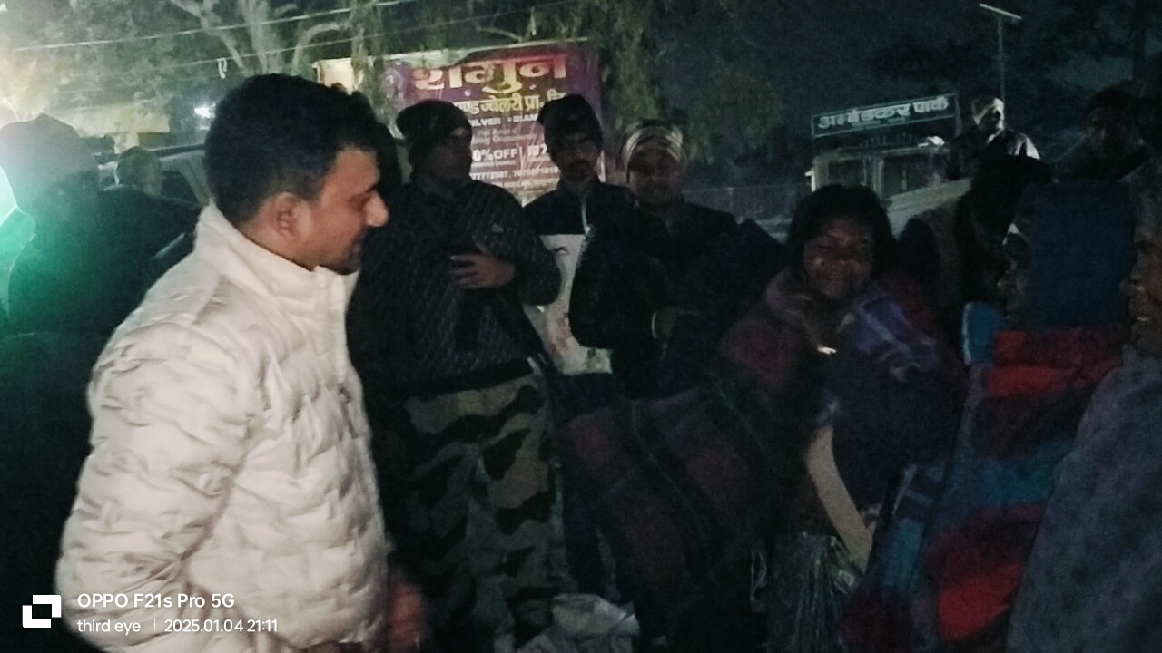 बढ़ती ठंड व शीतलहरी के बीच उपायुक्त ने ज़रूरतमंदो के बीच कंबल का किया वितरण