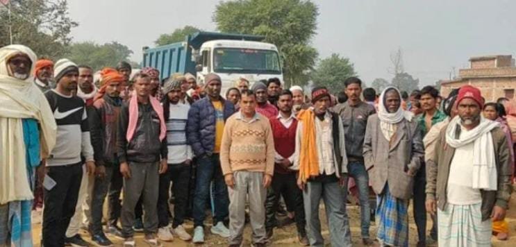 मुआवजा नहीं मिलने पर ग्रामीणों ने किया विरोध प्रदर्शन, सड़क निर्माण कार्य को रोका