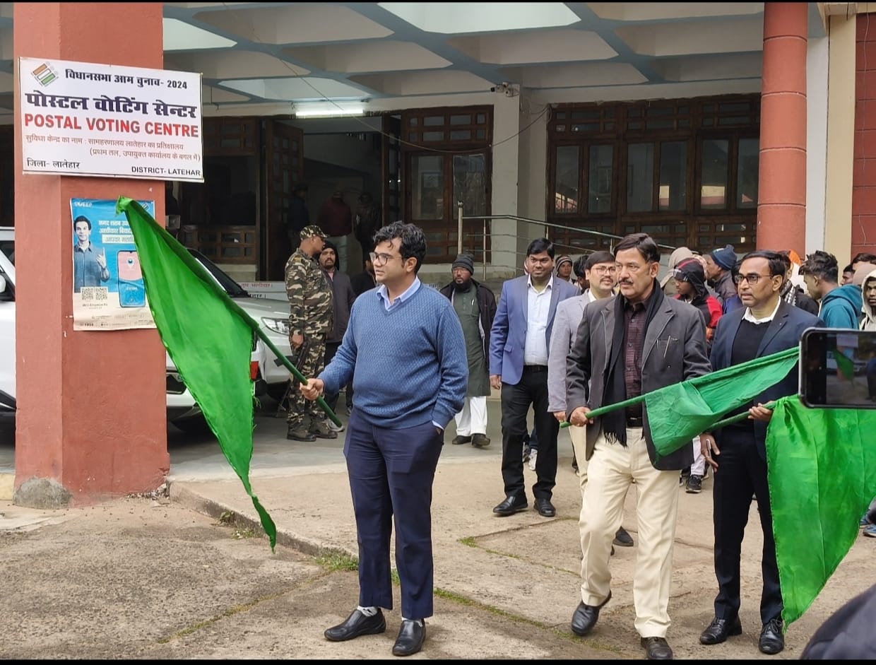 लातेहार: सड़क सुरक्षा माह-2025 के तहत उपायुक्त ने सड़क सुरक्षा जागरूकता रथ किया रवाना