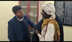 लातेहार: अंचल अधिकारी ने असहाय वृद्ध को दिया कंबल
