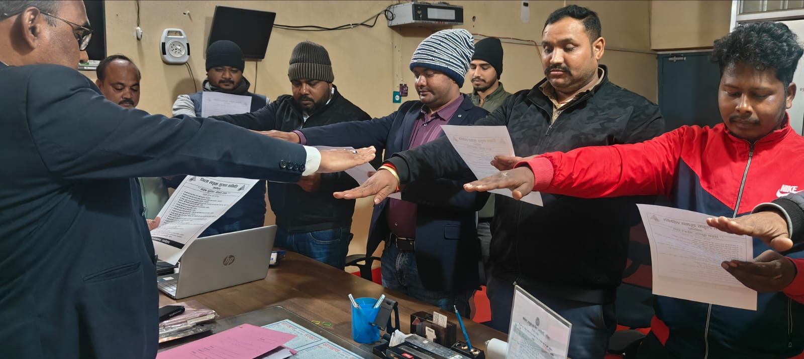 सड़क सुरक्षा माह के अंतर्गत लातेहार में कर्मियों को सड़क सुरक्षा की प्रतिज्ञा दिलवायी गई