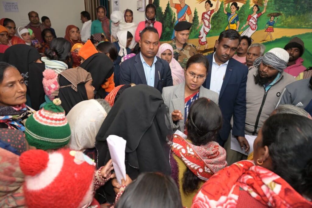 शिल्पी नेहा तिर्की ने मगंलवार को चान्हो प्रखंड मुख्यालय में अधिकारियों के साथ की समीक्षा बैठक।