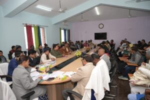 शिल्पी नेहा तिर्की ने मगंलवार को चान्हो प्रखंड मुख्यालय में अधिकारियों के साथ की समीक्षा बैठक।