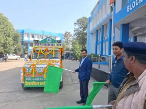 Palamu: पलामू उपायुक्त ने हरी झंडी दिखाकर सड़क जागरूकता रथ को किया रवाना