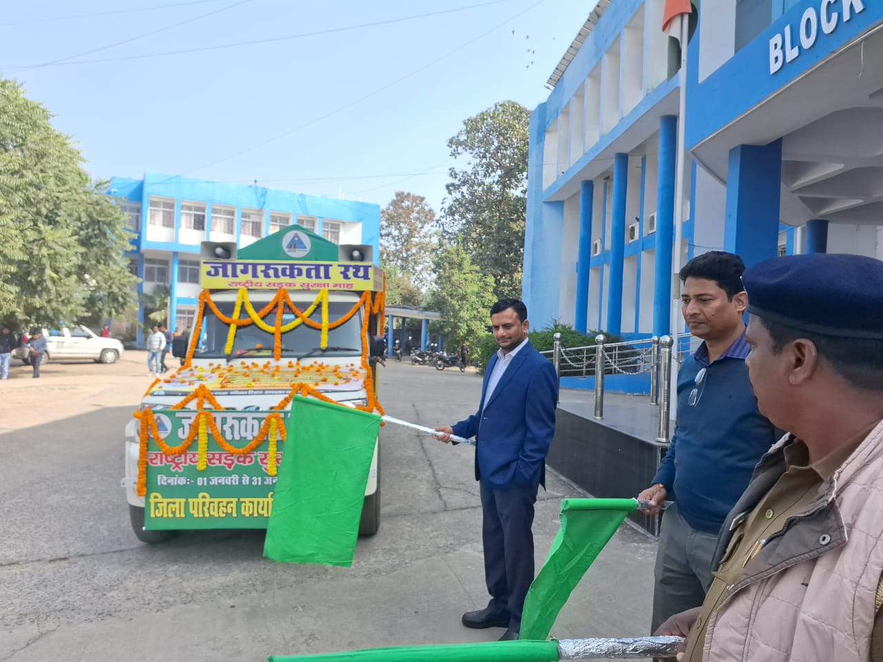Palamu: पलामू उपायुक्त ने हरी झंडी दिखाकर सड़क जागरूकता रथ को किया रवाना