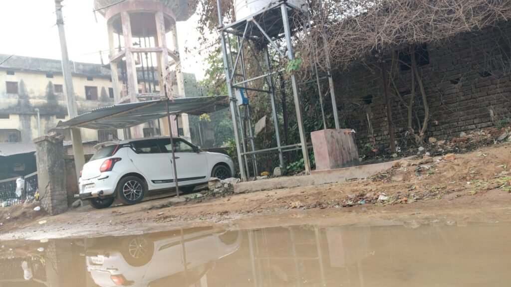 पीएचडी विभाग की लापरवाही से घाघरा प्रखंड मुख्यालय में प्रतिदिन हो रही है हजारों लीटर पानी की बर्बादी पीएचडी विभाग की लापरवाही से घाघरा प्रखंड मुख्यालय में प्रतिदिन हो रही है हजारों लीटर पानी की बर्बादी