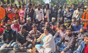 मोक्ष वाहन नहीं मिलने से गुस्साए परिजनों ने किया सड़क जाम,पुलिस ने किया लाठी चार्ज