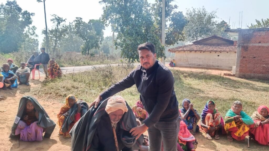ठंड में कमल का वितरण एवं सदस्यता अभियान, सांसद कालीचरण सिंह के सौजन्य से लातेहार ग्रामीण मंडल में किया गया