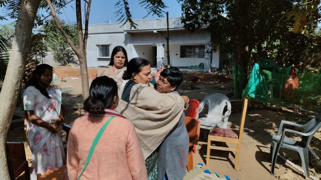 ग्रामीण विकास मंत्री दीपिका पांडे सिंह ने शोकाकुल बॉबी भगत से मिलकर बढ़ाएं ढांढस ग्रामीण विकास मंत्री दीपिका पांडे सिंह ने शोकाकुल बॉबी भगत से मिलकर बढ़ाएं ढांढस
