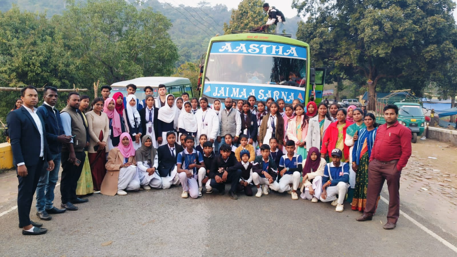 आदर्श ग्रामीण पब्लिक स्कूल टांगर के 100 बच्चों ने किया हिरनी फॉल का भ्रमण।