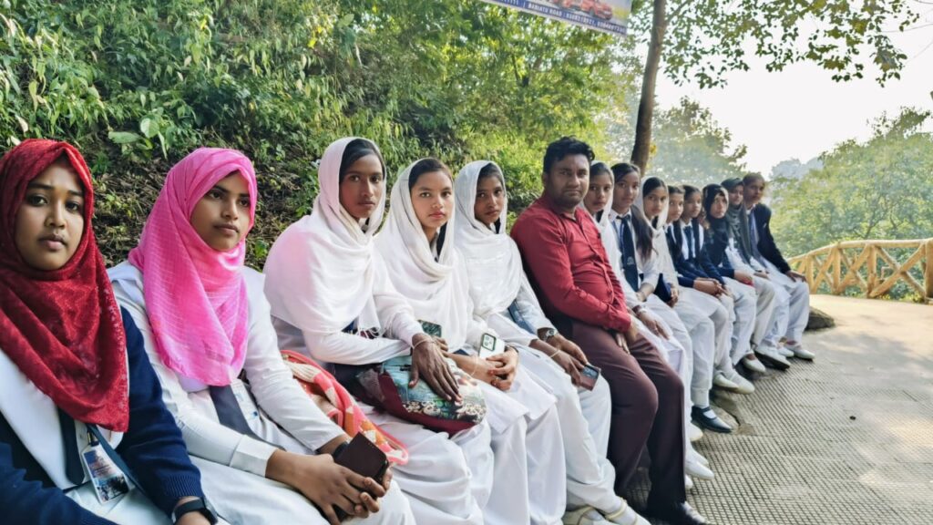 आदर्श ग्रामीण पब्लिक स्कूल टांगर के 100 बच्चों ने किया हिरनी फॉल का भ्रमण।