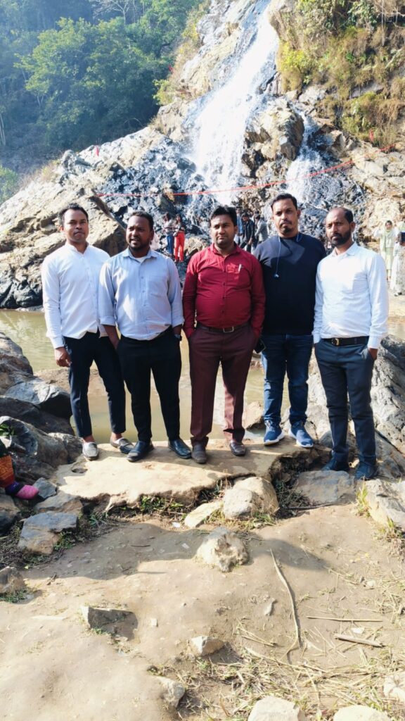 आदर्श ग्रामीण पब्लिक स्कूल टांगर के 100 बच्चों ने किया हिरनी फॉल का भ्रमण।