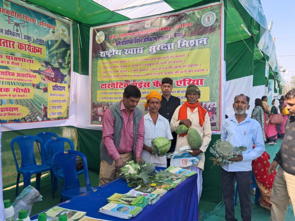 राजकीय आदिवासी विकास महाकुंभ मेला में विभिन्न विभागों के स्टॉल से लोगों को दी जा रही योजनाओं की जानकारी राजकीय आदिवासी विकास महाकुंभ मेला में विभिन्न विभागों के स्टॉल से लोगों को दी जा रही योजनाओं की जानकारी