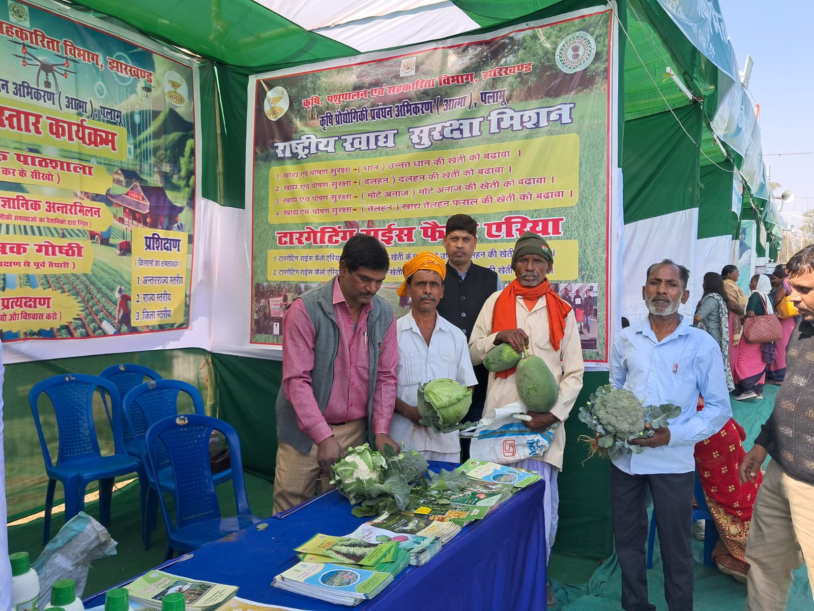 राजकीय आदिवासी विकास महाकुंभ मेला में विभिन्न विभागों के स्टॉल से लोगों को दी जा रही योजनाओं की जानकारी