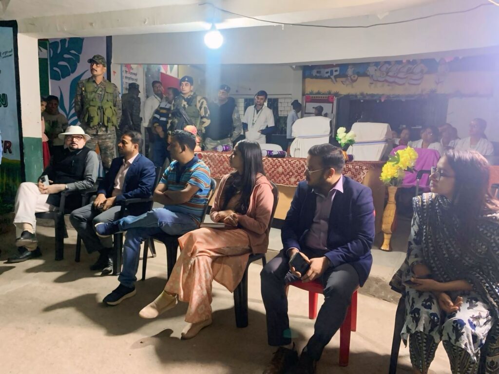 चैनपुर स्थित कस्तूरबा गांधी बालिका विद्यालय पहुंचे डीसी,आगामी परीक्षाओं को लेकर छात्राओं को दिये टिप्स,डिनर का भी लिया आनंद चैनपुर स्थित कस्तूरबा गांधी बालिका विद्यालय पहुंचे डीसी,आगामी परीक्षाओं को लेकर छात्राओं को दिये टिप्स,डिनर का भी लिया आनंद