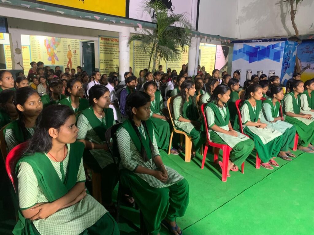 चैनपुर स्थित कस्तूरबा गांधी बालिका विद्यालय पहुंचे डीसी,आगामी परीक्षाओं को लेकर छात्राओं को दिये टिप्स,डिनर का भी लिया आनंद चैनपुर स्थित कस्तूरबा गांधी बालिका विद्यालय पहुंचे डीसी,आगामी परीक्षाओं को लेकर छात्राओं को दिये टिप्स,डिनर का भी लिया आनंद