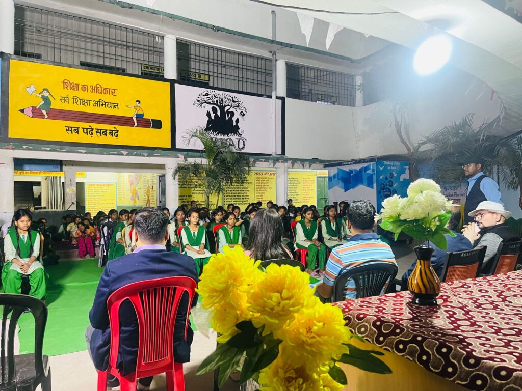 चैनपुर स्थित कस्तूरबा गांधी बालिका विद्यालय पहुंचे डीसी,आगामी परीक्षाओं को लेकर छात्राओं को दिये टिप्स,डिनर का भी लिया आनंद चैनपुर स्थित कस्तूरबा गांधी बालिका विद्यालय पहुंचे डीसी,आगामी परीक्षाओं को लेकर छात्राओं को दिये टिप्स,डिनर का भी लिया आनंद