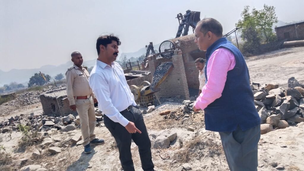 छत्तरपुर:सीओ व पूर्वी वन क्षेत्र पदाधिकारी ने विभिन्न क्रशरों का किया जांच छत्तरपुर:सीओ व पूर्वी वन क्षेत्र पदाधिकारी ने विभिन्न क्रशरों का किया जांच