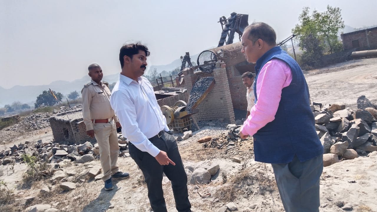 छत्तरपुर:सीओ व पूर्वी वन क्षेत्र पदाधिकारी ने विभिन्न क्रशरों का किया जांच