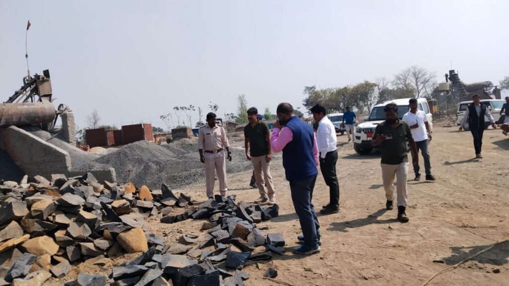छत्तरपुर:सीओ व पूर्वी वन क्षेत्र पदाधिकारी ने विभिन्न क्रशरों का किया जांच छत्तरपुर:सीओ व पूर्वी वन क्षेत्र पदाधिकारी ने विभिन्न क्रशरों का किया जांच