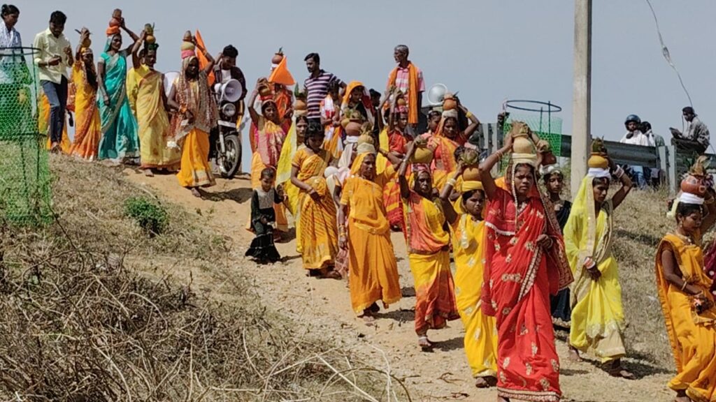 घाघरा के सिरकोट शिव मंदिर से निकाली गई भव्य कलश यात्रा,251 महिलाएं एवं बच्चे हुए शामिल घाघरा के सिरकोट शिव मंदिर से निकाली गई भव्य कलश यात्रा,251 महिलाएं एवं बच्चे हुए शामिल