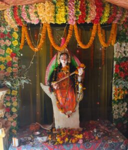 बिशुनपुरा प्रखंड में धूमधाम से मनाई गई बसंत पंचमी, नम आंखों से दी गई मां शारदे को विदाई