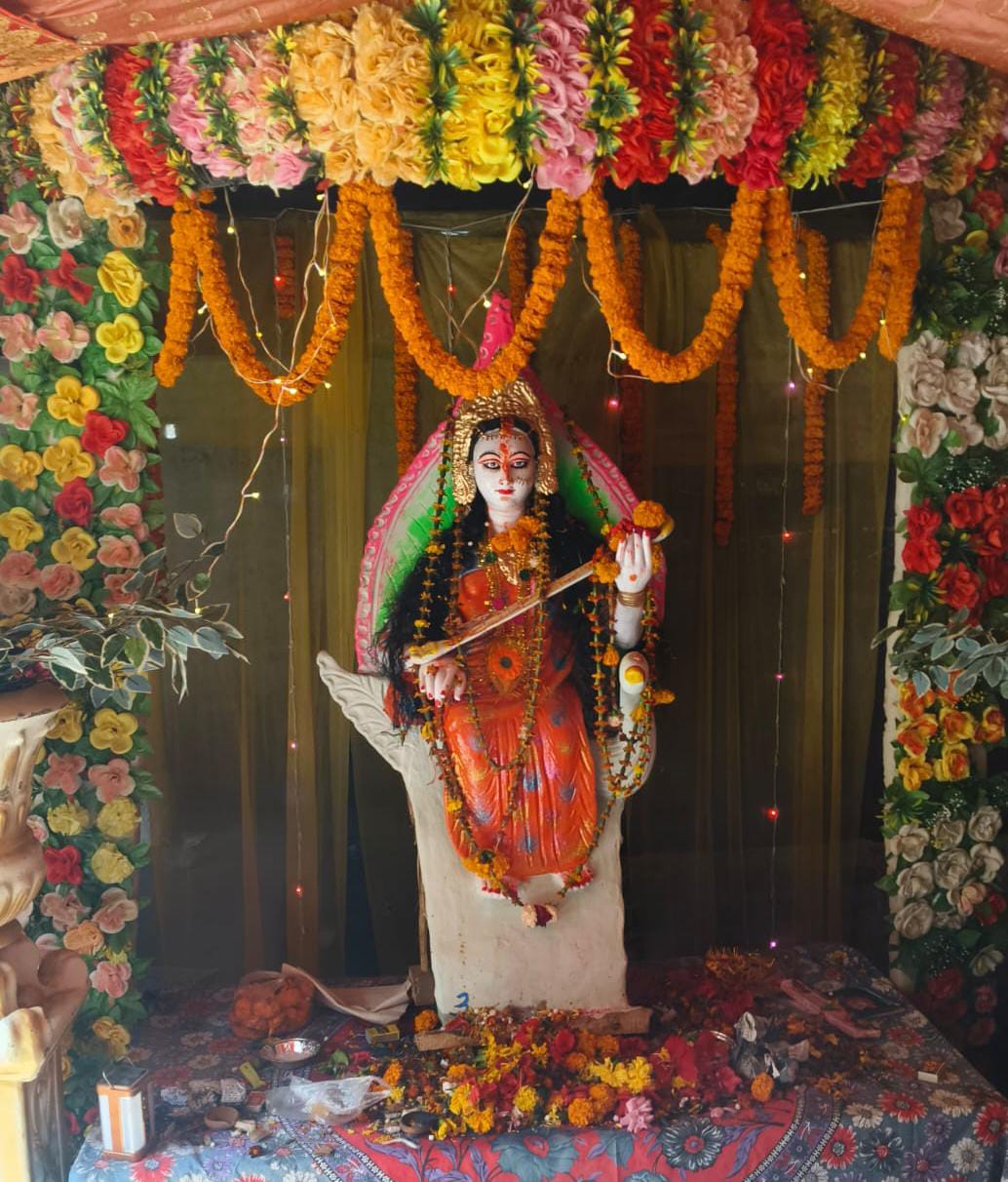 बिशुनपुरा प्रखंड में धूमधाम से मनाई गई बसंत पंचमी, नम आंखों से दी गई मां शारदे को विदाई