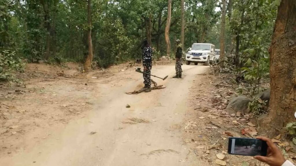 पलामू पुलिस को मिली बड़ी सफलता लैंड माइंस एवं हथियार लगी हांथ। पलामू पुलिस को मिली बड़ी सफलता लैंड माइंस एवं हथियार लगी हांथ।