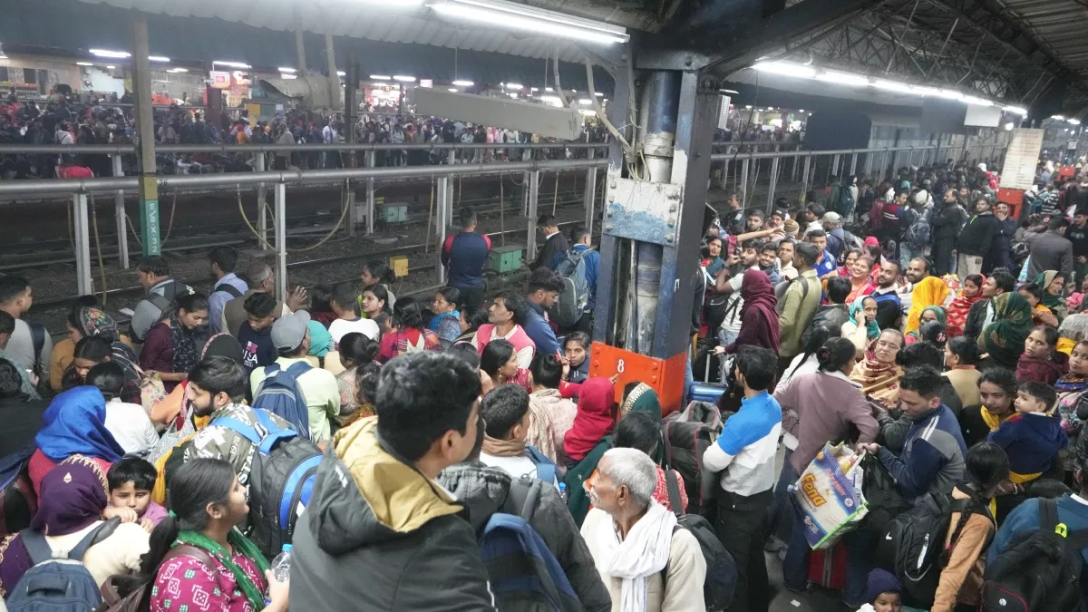 नई दिल्ली रेलवे स्टेशन पर भगदड़:18 की मौत, 25 से अधिक घायल
