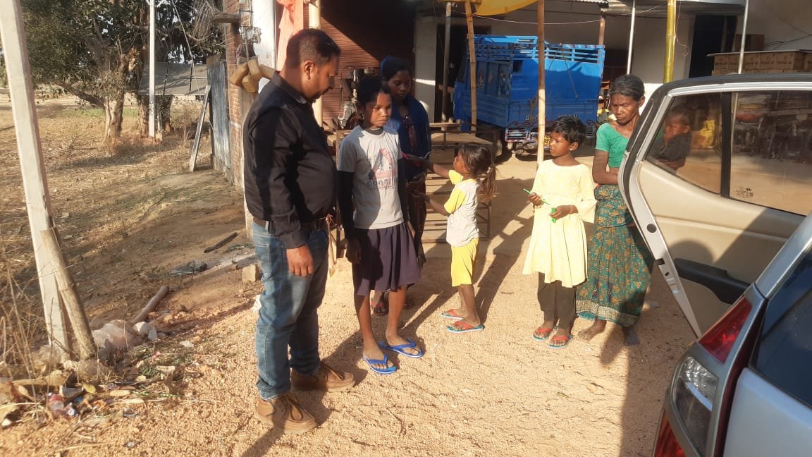 पिता की पुण्यतिथि पर पत्रकार ने बांटे आवश्यक सामग्री,नंगे पांव को पहनाया चप्पल पिता की पुण्यतिथि पर पत्रकार ने बांटे आवश्यक सामग्री,नंगे पांव को पहनाया चप्पल