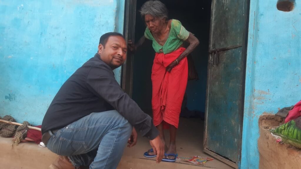 पिता की पुण्यतिथि पर पत्रकार ने बांटे आवश्यक सामग्री,नंगे पांव को पहनाया चप्पल