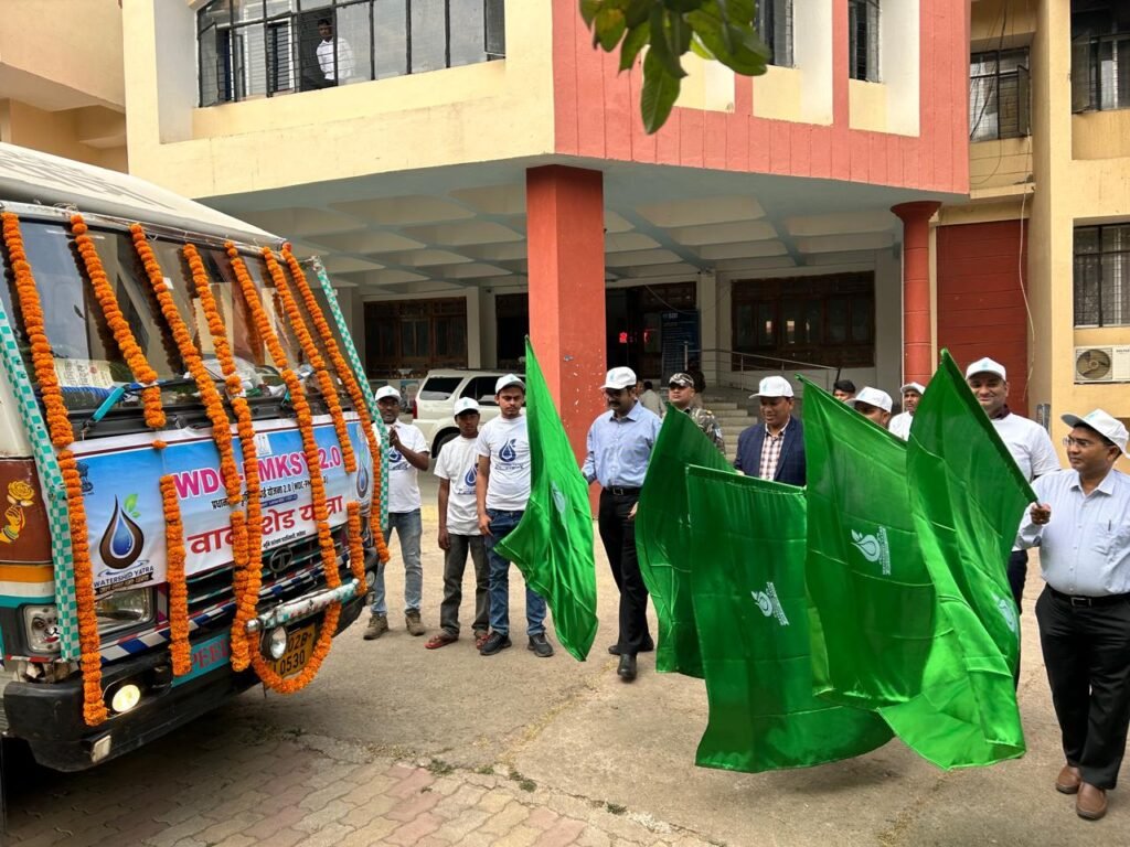 जलछालन मिशन के तहत उपायुक्त ने वाटरशेड अवेयरनेस रथ को हरी झंडी दिखाकर किया रवाना