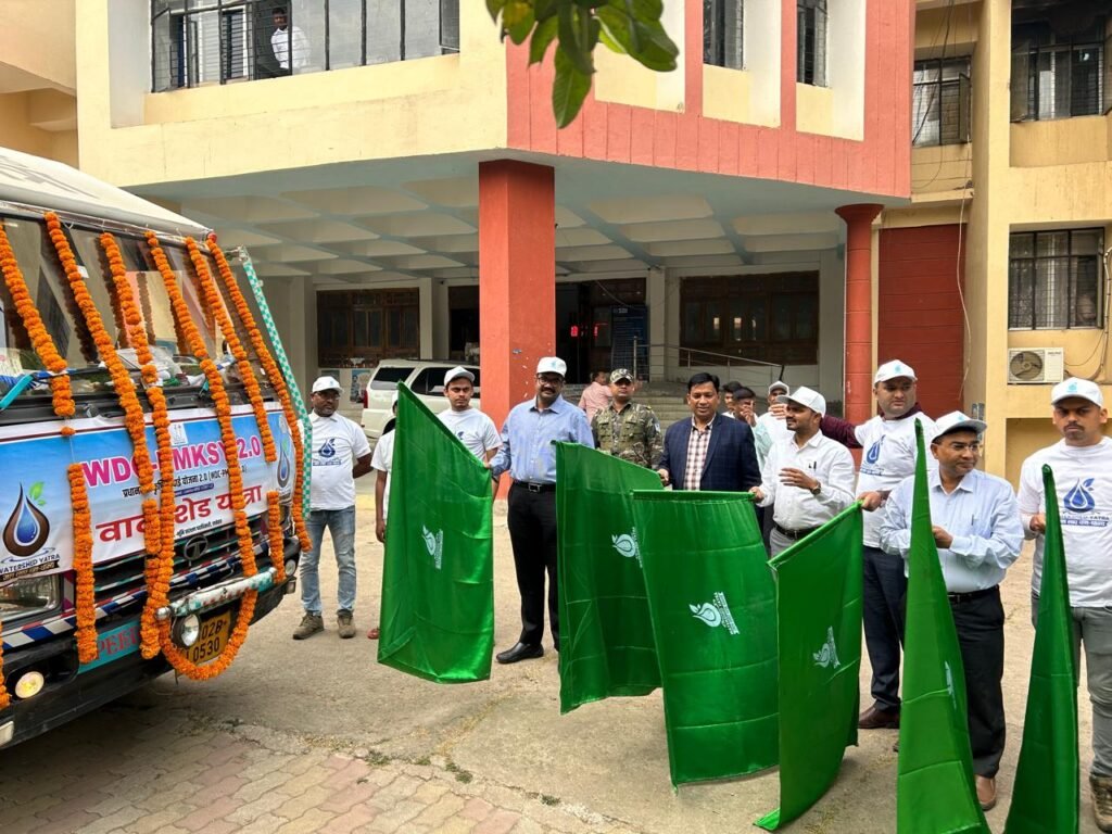 जलछालन मिशन के तहत उपायुक्त ने वाटरशेड अवेयरनेस रथ को हरी झंडी दिखाकर किया रवाना