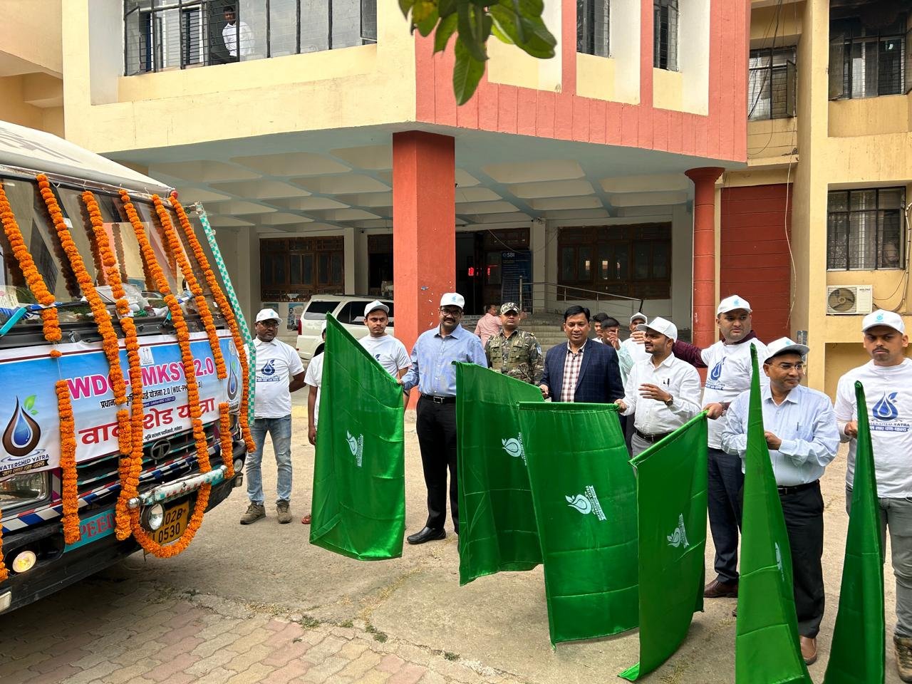जलछालन मिशन के तहत उपायुक्त ने वाटरशेड अवेयरनेस रथ को हरी झंडी दिखाकर किया रवाना जलछालन मिशन के तहत उपायुक्त ने वाटरशेड अवेयरनेस रथ को हरी झंडी दिखाकर किया रवाना