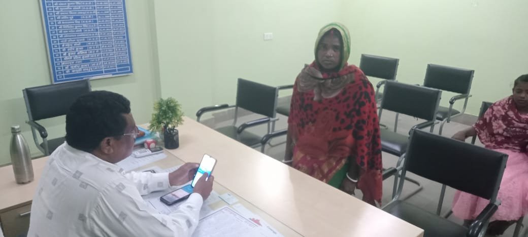 महिला ने बीडीओ से की आधार कार्ड अपडेट कराने के लिए रुपये लेने की शिकायत। महिला ने बीडीओ से की आधार कार्ड अपडेट कराने के लिए रुपये लेने की शिकायत। 